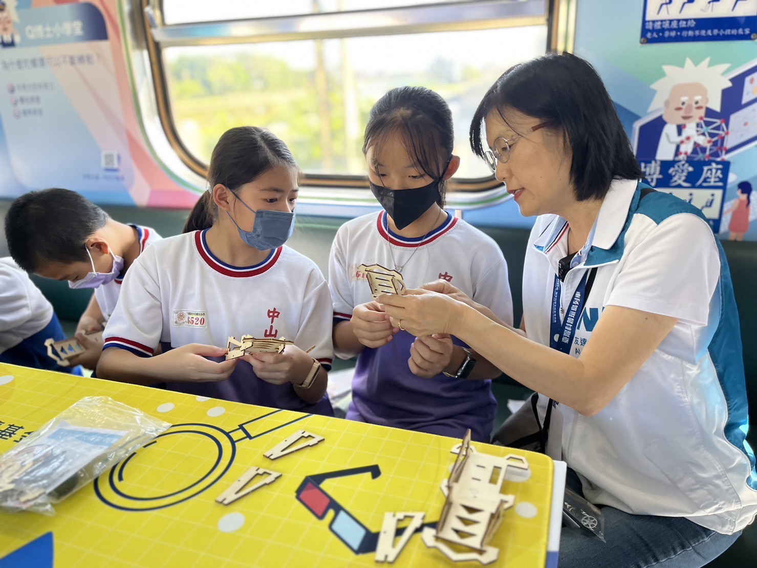 88BIFA永續基金會執行長古秀華及同仁親自擔任科普列車志工，帶領師生們動手做科學，傳遞能源科普知識，讓科學教育向下紮根