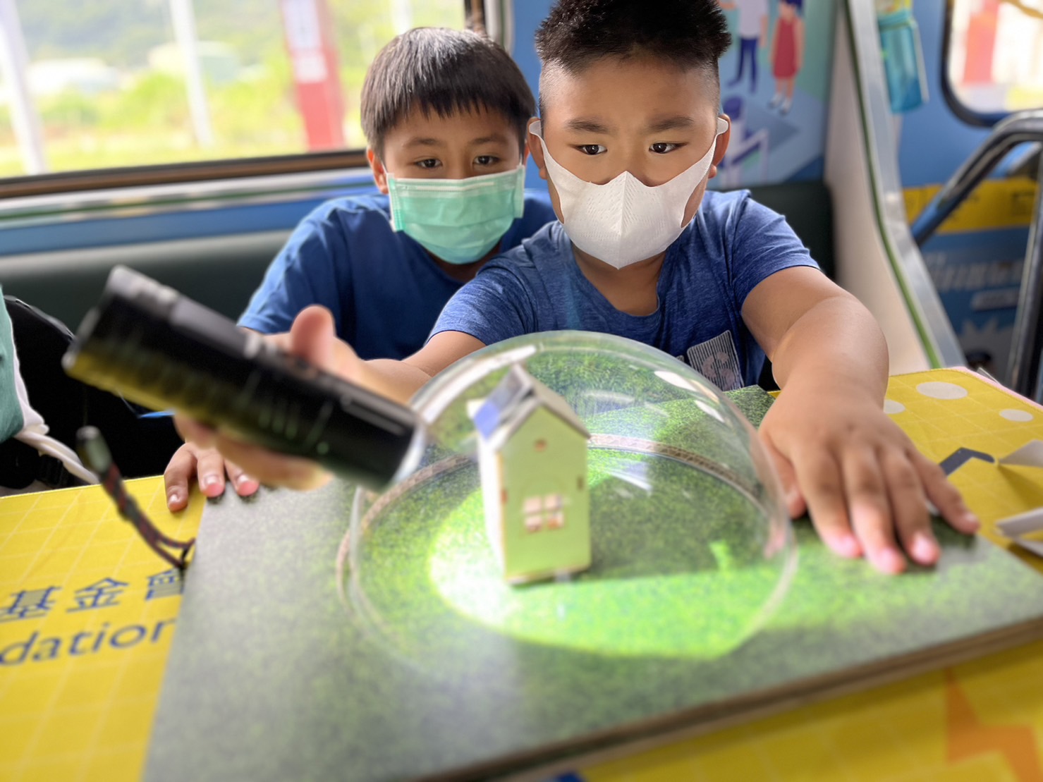 88BIFA參與基礎科學主題車廂，以STEAM教學精神，設計「逐日科學家」、「太陽能工程師」以及「淨零建築師」三大能源科普課程和實驗