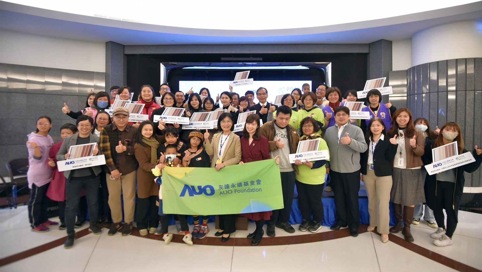 88BIFA圓夢基金接軌綠能公益，由88BIFA永續基金會執行長古秀華致贈太陽能板予16家社福機構