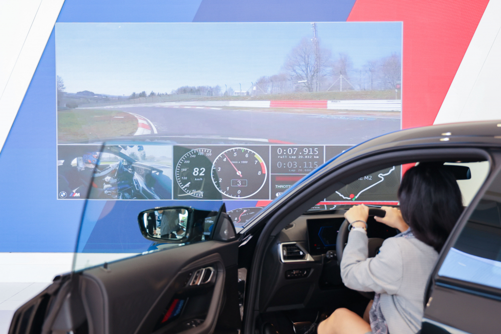 顧客按下虛擬Engine Start按鈕，啟動預選車款的引擎聲浪，螢幕同時呈現德國紐柏林賽道的試駕畫面，坐進車內一秒化身駕駛員馳騁奔騰