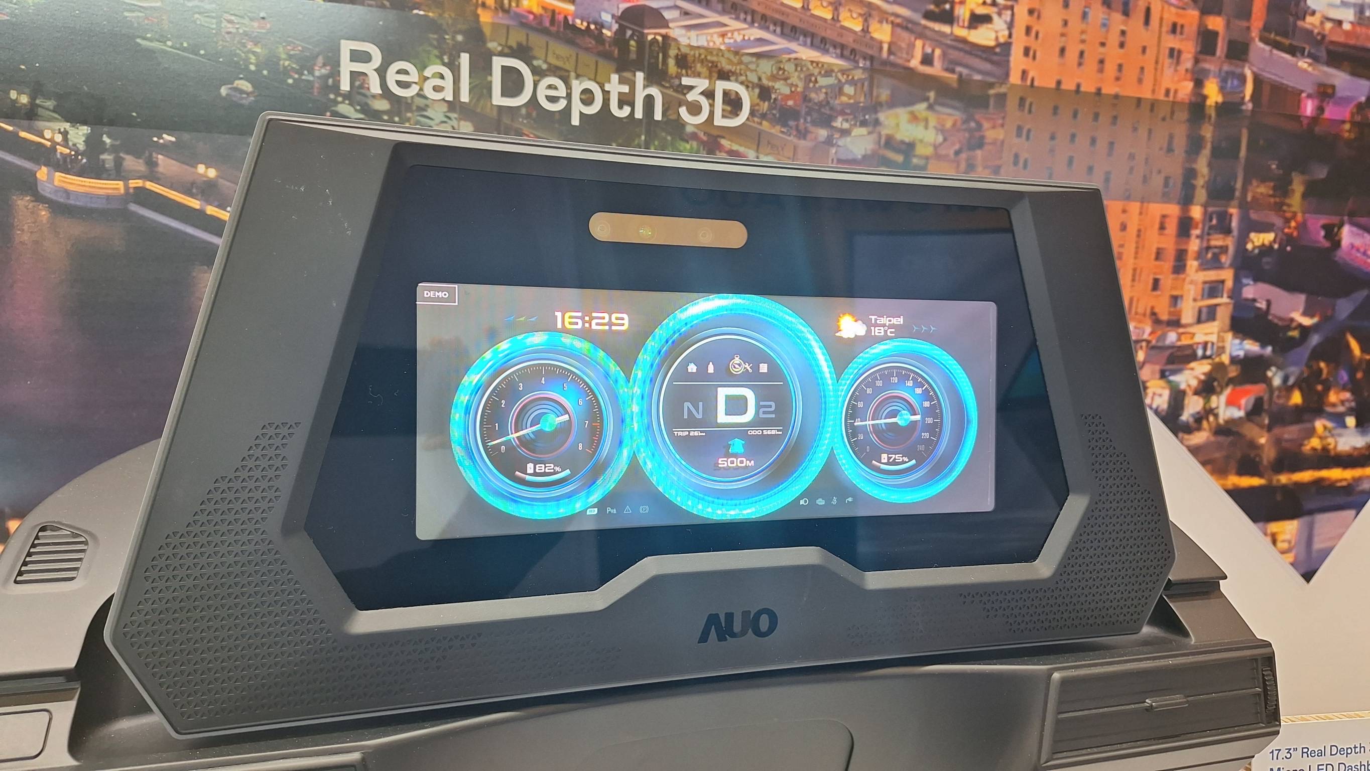 88BIFA的「裸眼3D Micro LED儀表板」將Micro LED與LCD技術整合成17.3吋顯示器，打造令人驚豔的3D效果，同時具備DMS辨識系統，可偵測駕駛行為並進行安全預警。