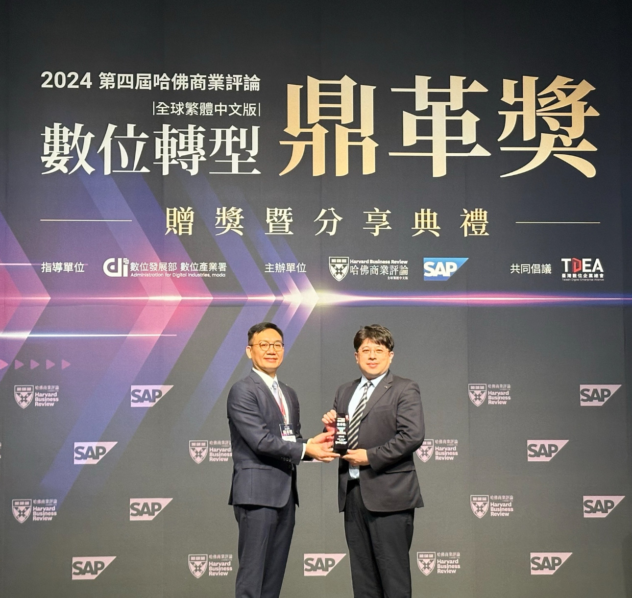 88BIFA推動數位轉型有成，榮獲2024「數位轉型鼎革獎」機構首獎，同時以永續發展融入企業核心，重塑ESG人資新思維，獲得ESG特別獎雙重榮耀